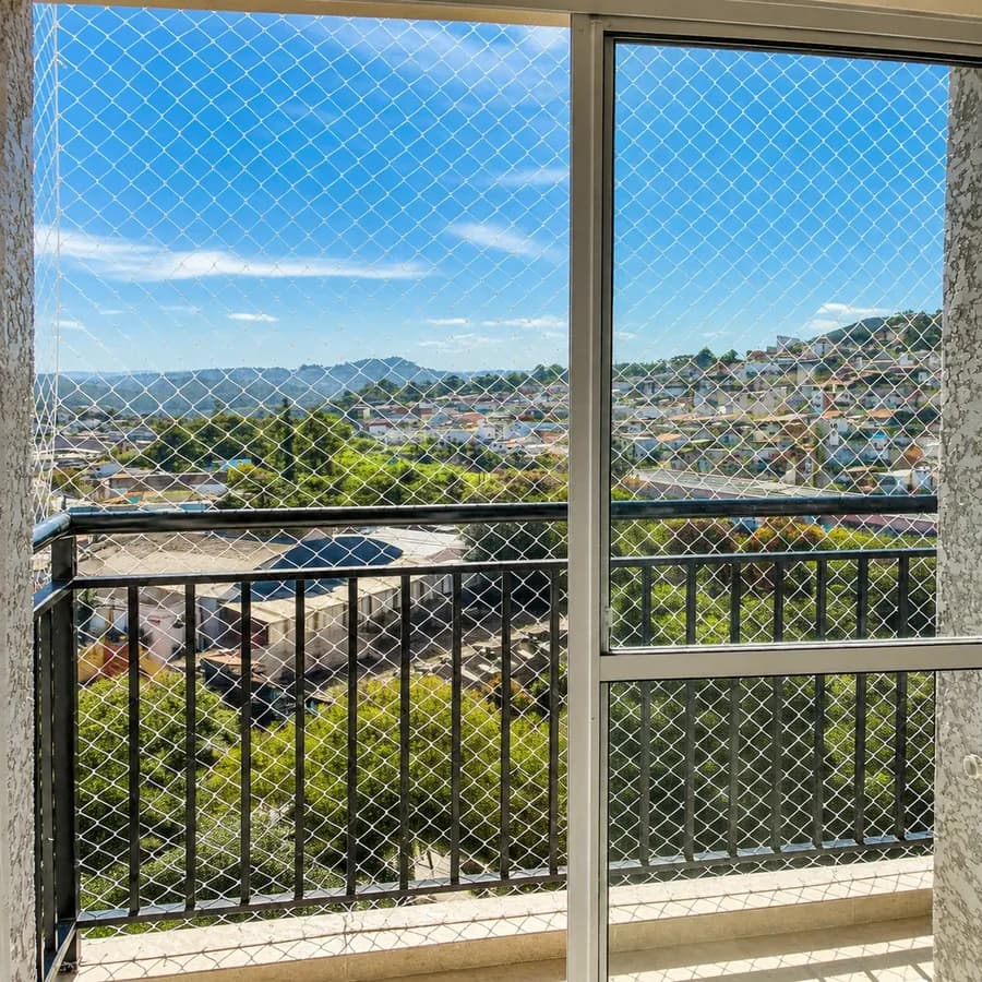 Sacada em andar alto, com vista livre da cidade e das montanhas, protegida por rede da G&V